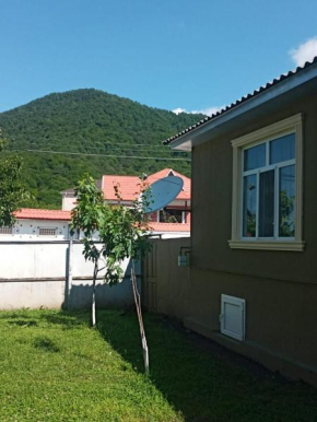 Cheerful 2-bedroom house with private garden